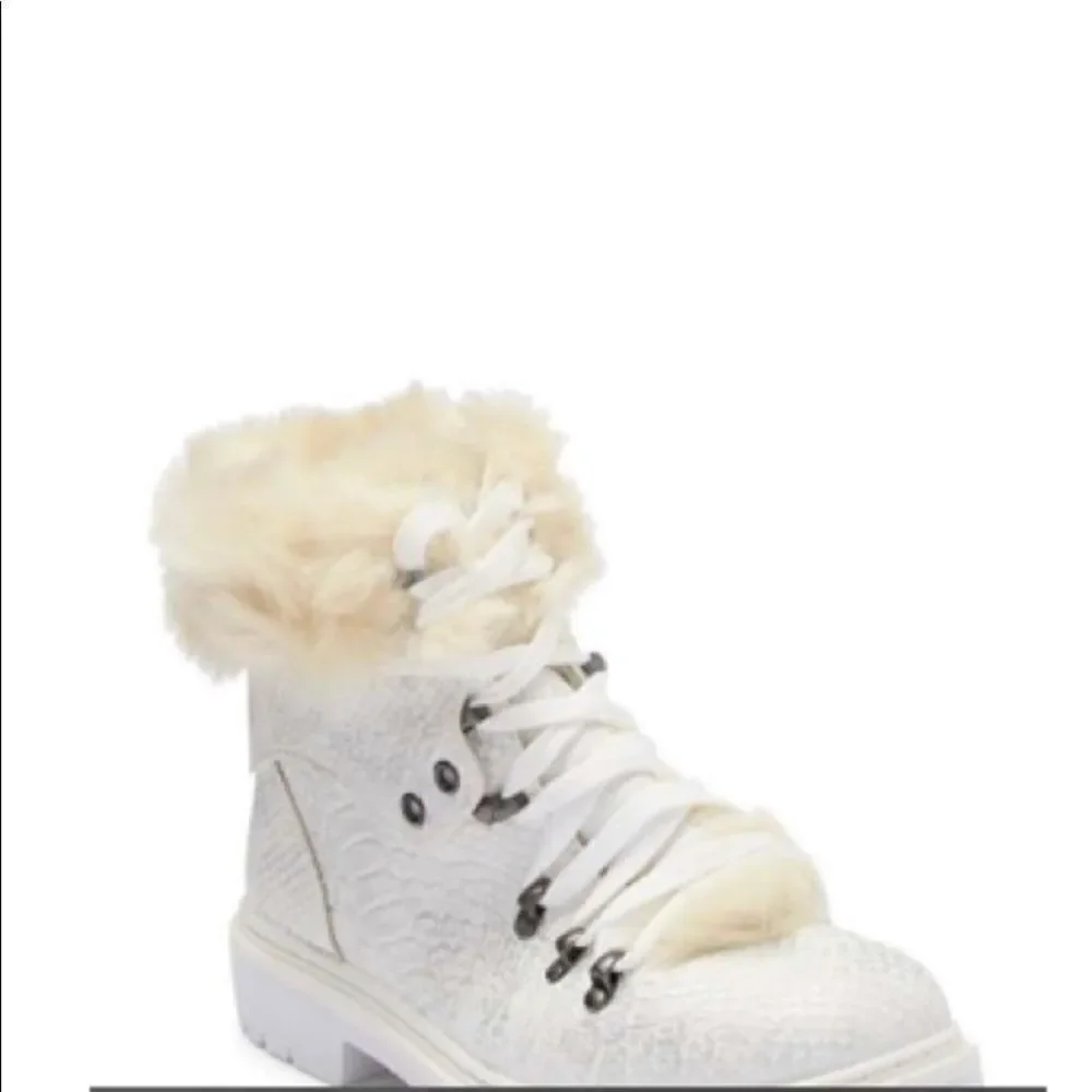💕Last deal 💕White faux fur trimmed boot